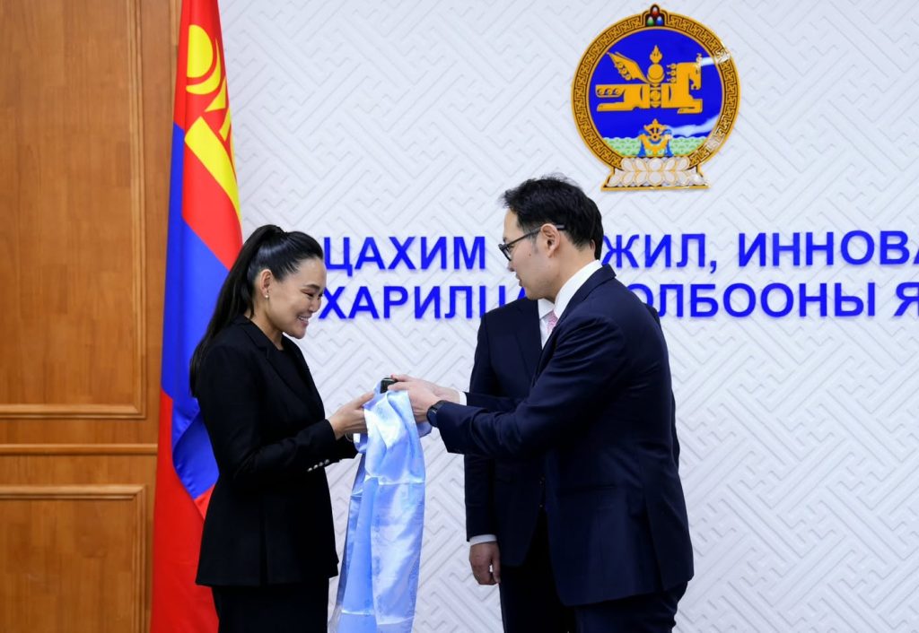 Цахим хөгжил, инновац, харилцаа холбооны сайд Ч.Номин ажлаа хүлээн авлаа